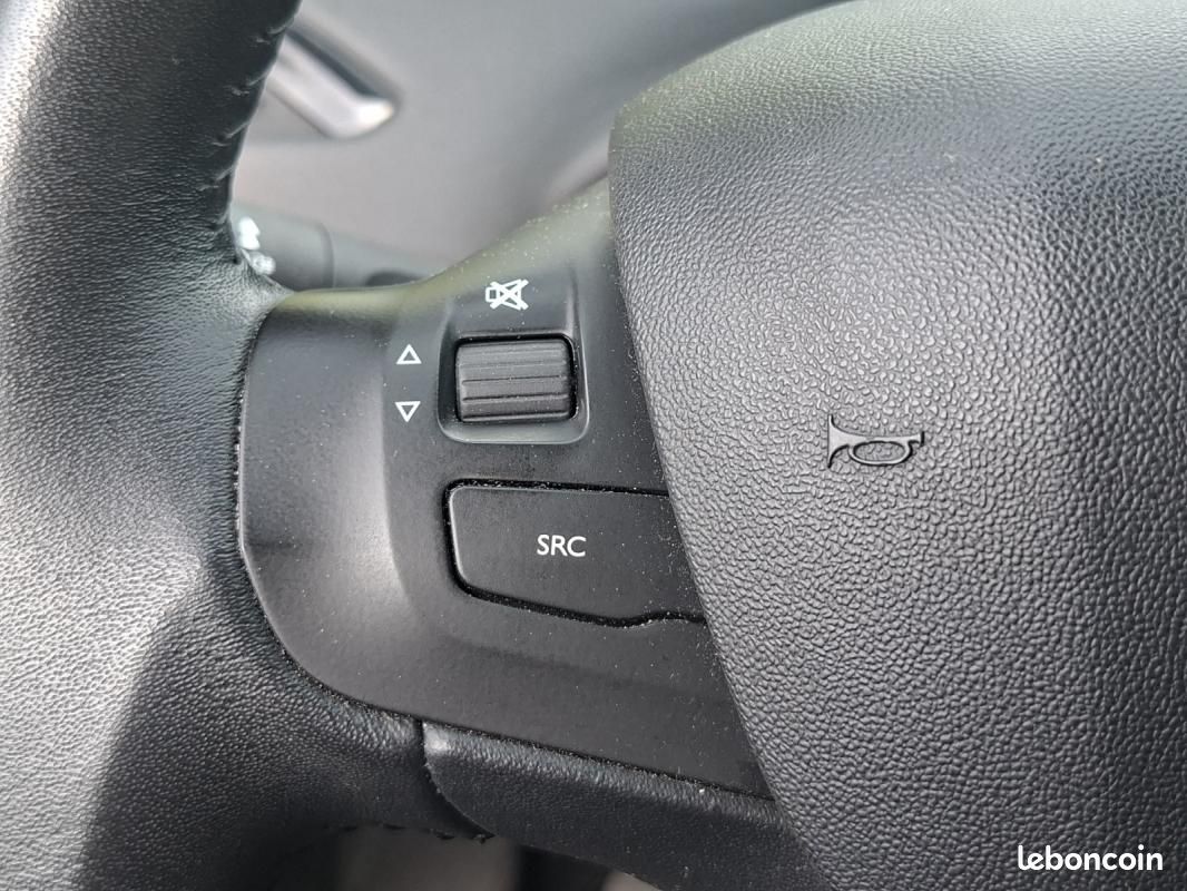Peugeot 208 1.2 Vti 80 ch Urban Soul /Distri ok/Suivi complet entretiens/2eme main (image 20)