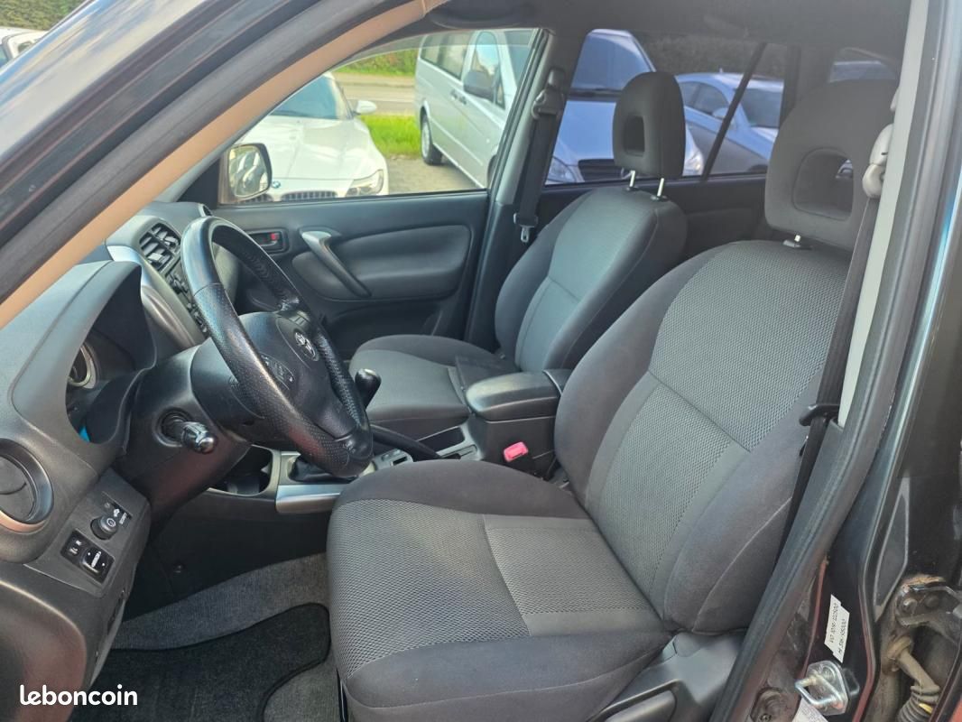 Toyota RAV4 2.0 D-4D 116 ch 4x4 Sol • Clim auto Attelage Radar de recul Barres toit (image 10)