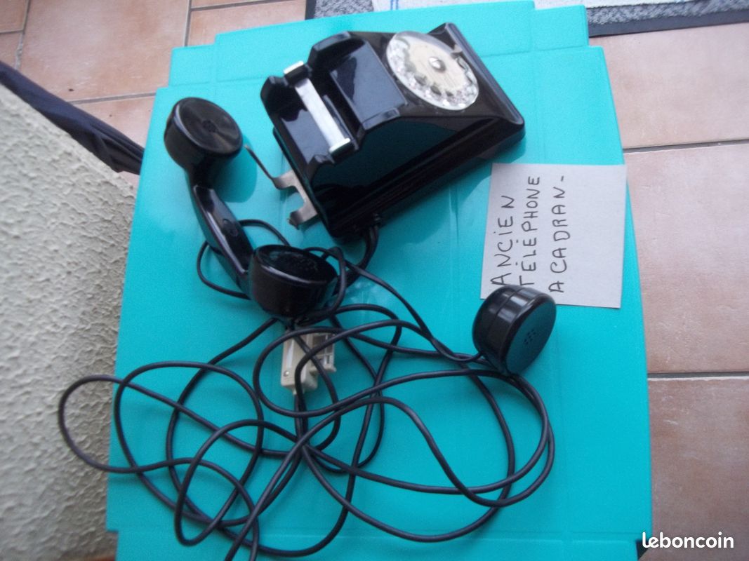TELEPHONE ANCIEN EN BAKELITE NOIR 1945