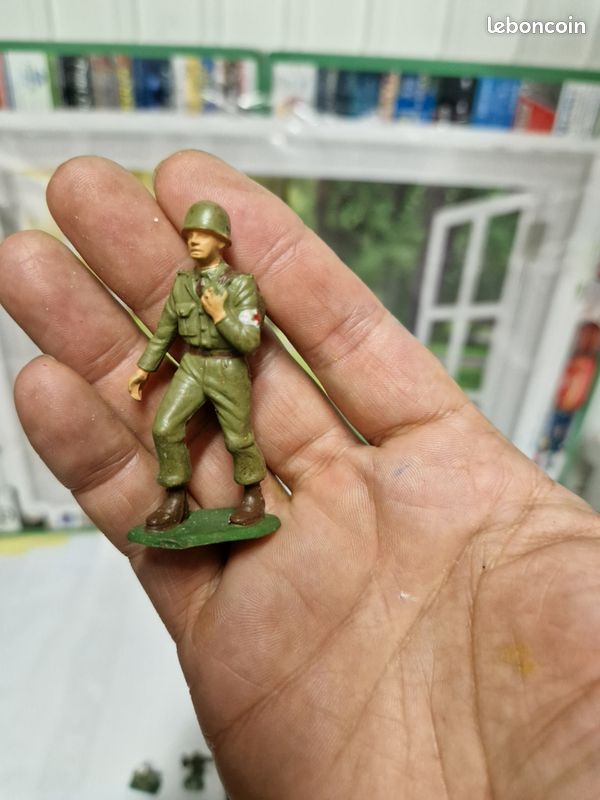 Figurine Starlux Soldat Parachutiste - Debout Avec Mitraillette, Modèle 043, Occasion