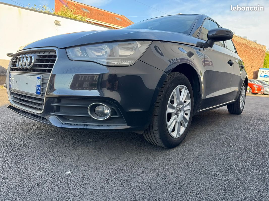 Audi A1 Sportback 1.6 TDI 90 cv Attraction premiere main (image 2)