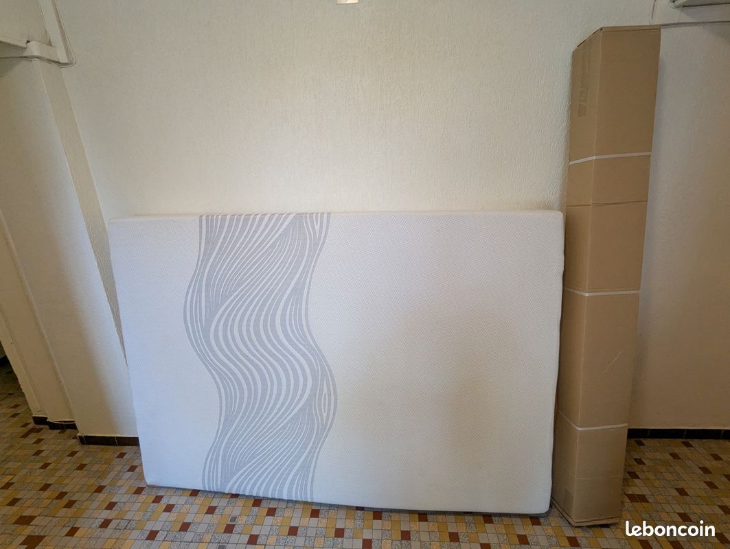 Ensemble matelas + sommier 140 x 200 état neuf (image 1)