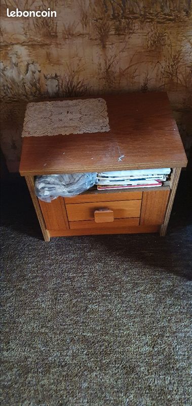 Table de chevet ×1. (Je possède le lit assorti qui est vendu séparément) (image 1)