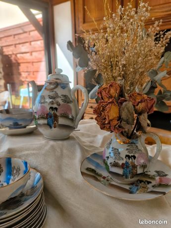 Théière coquillage crème et or en porcelaine
