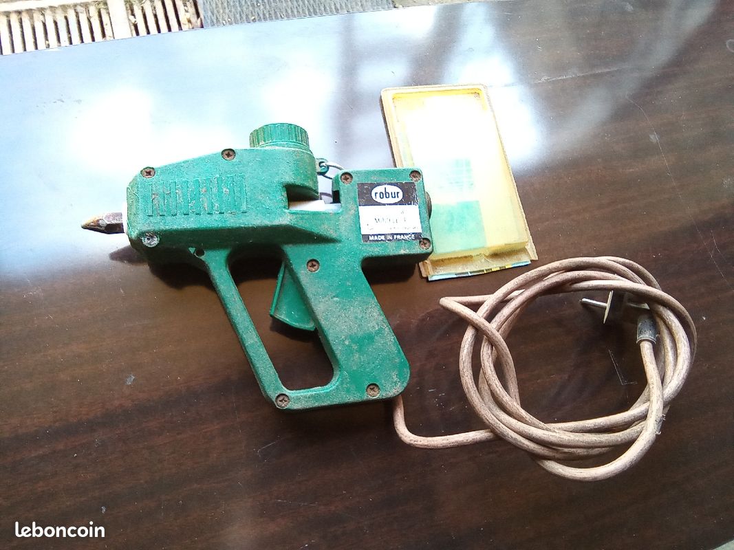 Un pistolet à colle et baton de colle (image 2)