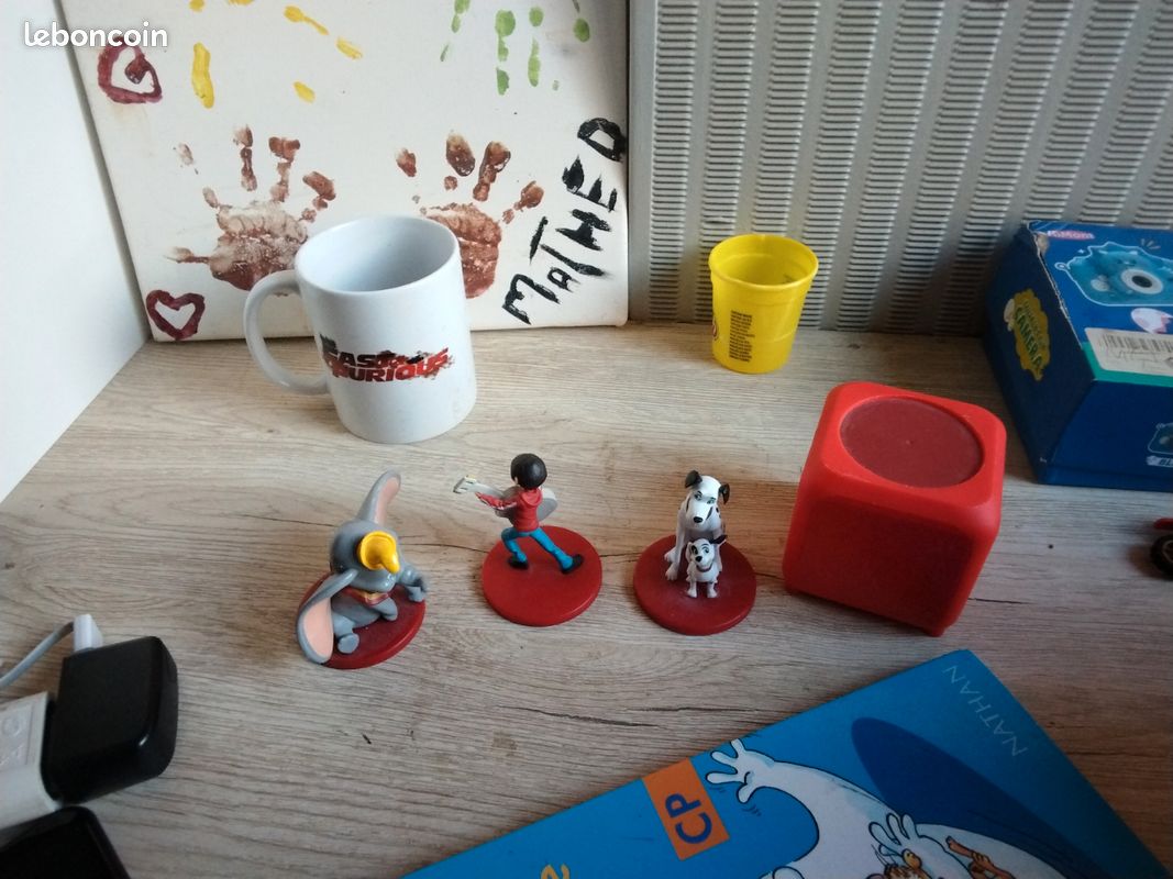 Il y a des livres qui s'écoutent avec dents et enceintes c'est des histoires qui tu as des figurines sur une enceinte et ça raconte une histoire tout seul (image 2)