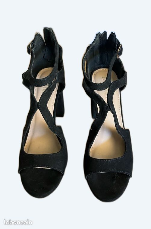 Chaussures ouvertes noires à talon (image 1)