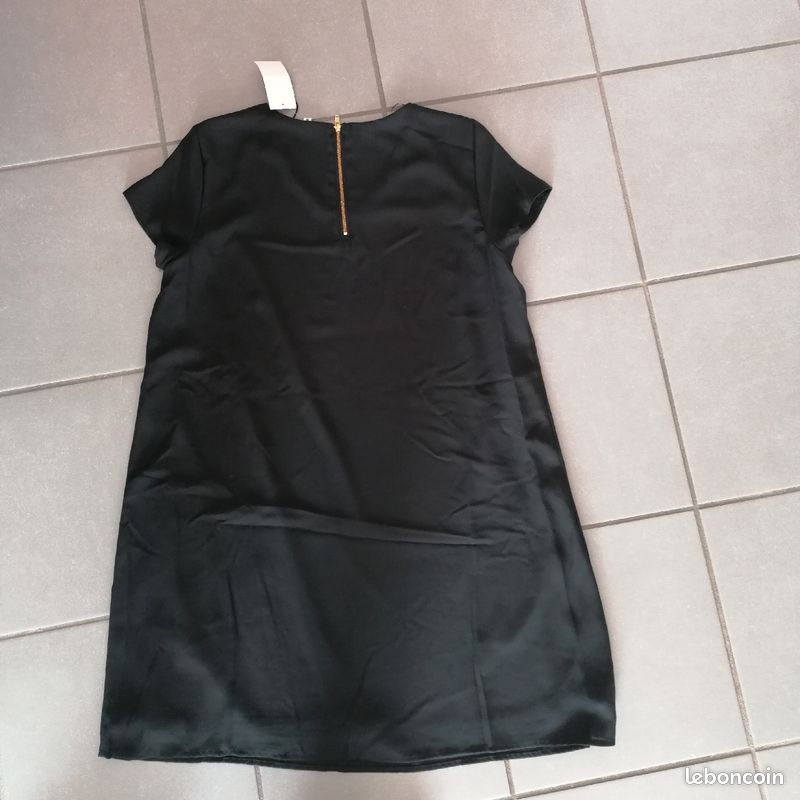 Robe noire avec doublure neuve T. 38 (image 5)