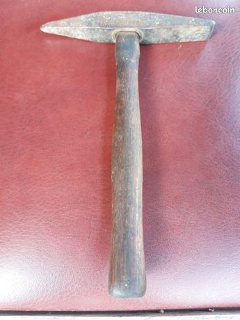 File:Marteau tailleur de pierre Metz 100109.jpg - Wikipedia