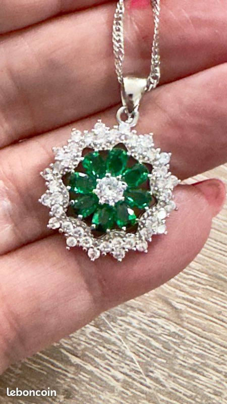Sublime pendentif fleur vert émeraude en argent 925 chaîne
