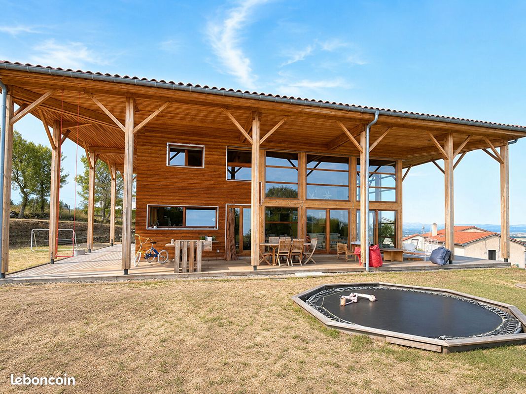 Maison 8 pièces 201 m² · à Lézigneux · 201 m² · 549 000 €