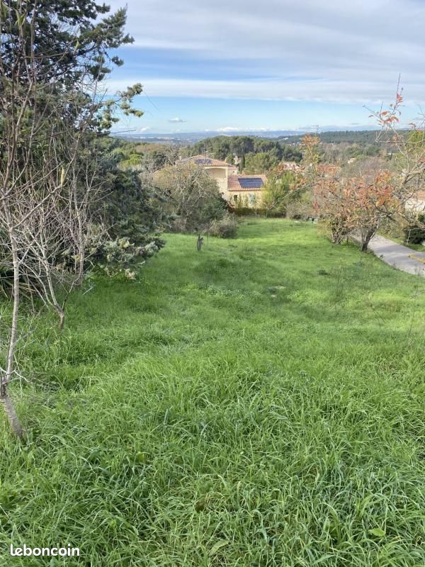 Terrain 400 m² Marseille 12E · 300 000 €