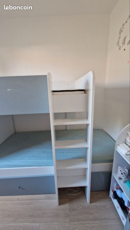 Lit superposés avec un placard et deux tiroirs vendus avec les deux matelas (image 3)