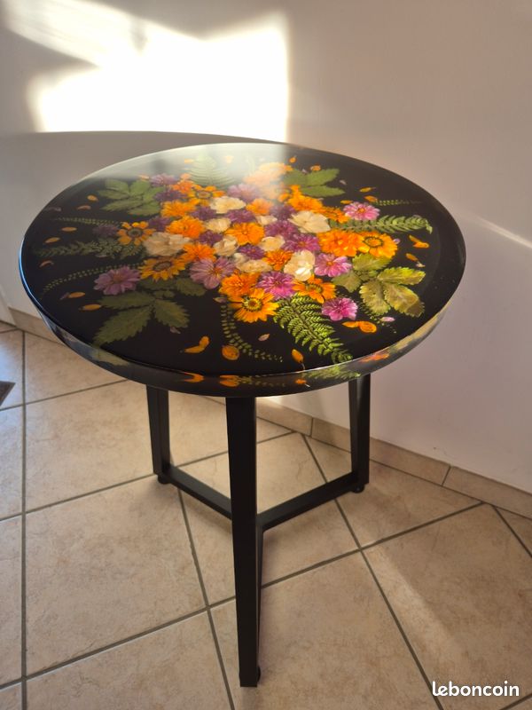Table d’appoint en résine époxy ronde (image 1)