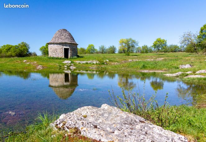 Terrain avec cazelle et ruisseau Périgord noir (rech)