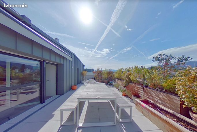 Attique lumineux 110m² 5 pièces dans résidence récente