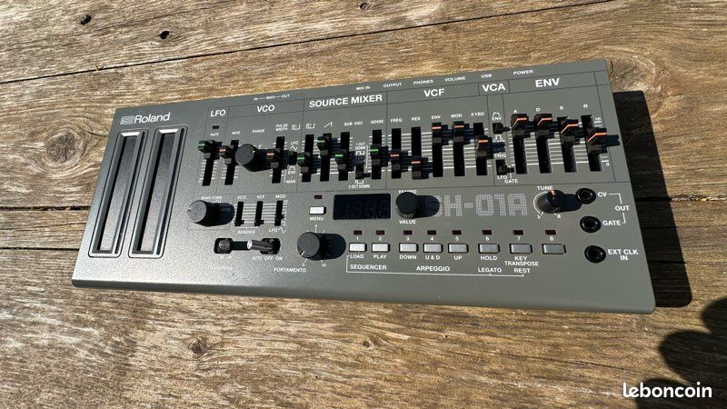 Roland SH-01a (image 1)