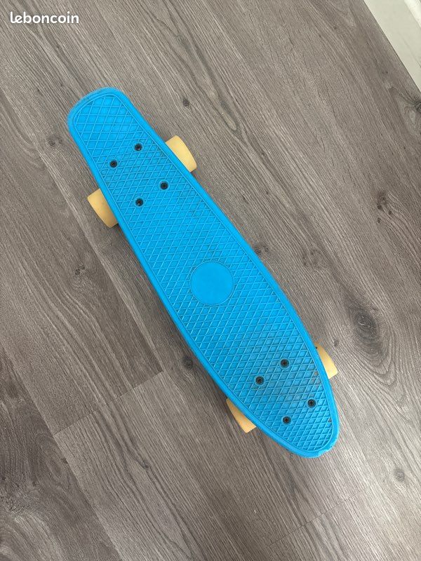 Skateboard bleu (image 1)