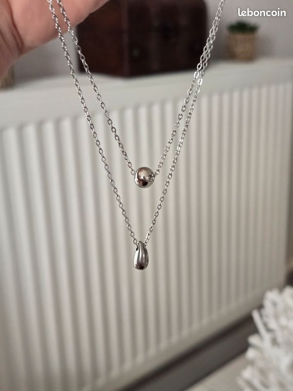 Collier Fantaisie En Acier Inoxydable Argenté - Avec Décorations - Neuf Avec étiquettes