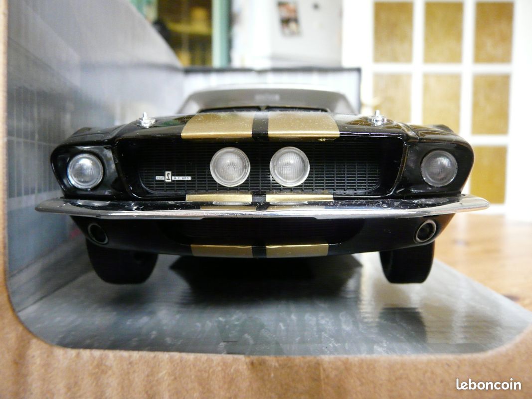Voiture Ford Mustang GT500 noire et dorée 1967 neuve en boîte (image 1)