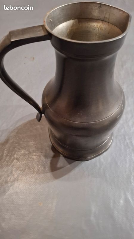 Carafe en étain (image 1)
