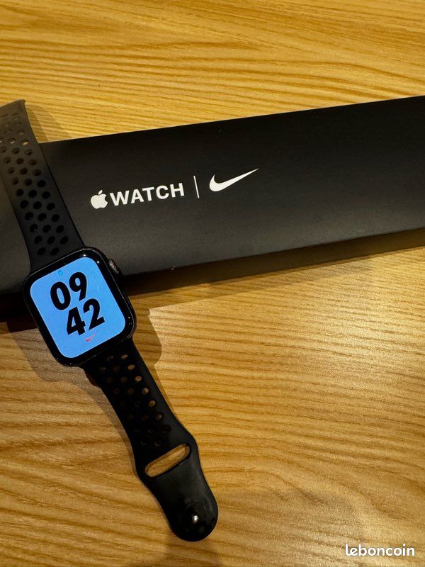 Apple Watch SE (44 mm) GPS + Cellular – Boîte complète (image 1)
