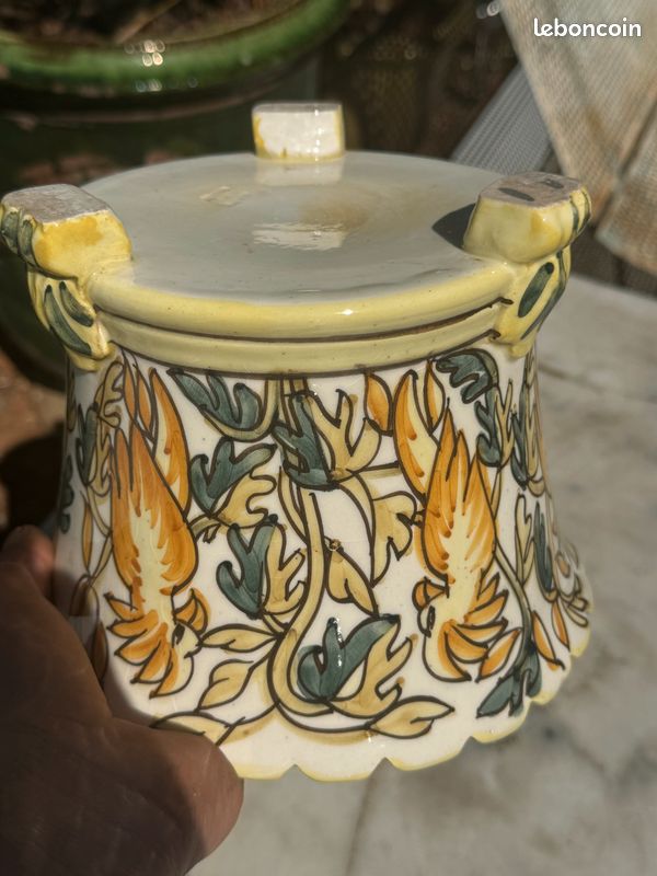 Ancienne Assiette En Porcelaine Blanche Cerclée Argent - Décor De Perroquets