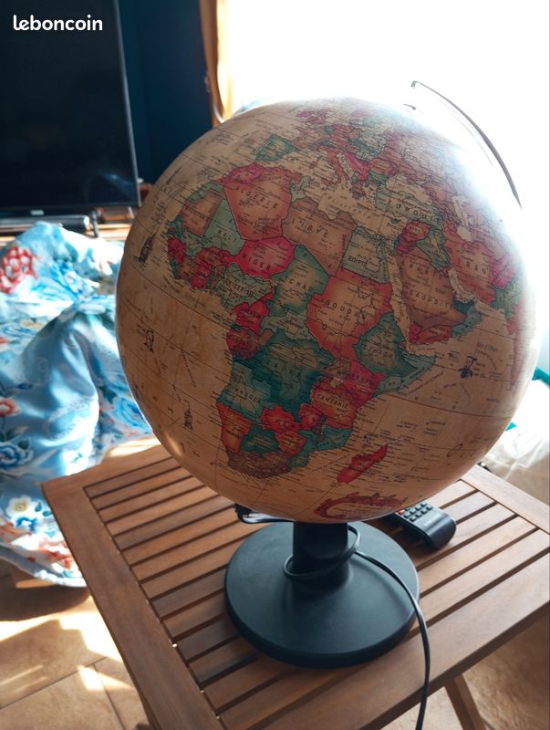 Globe terrestre qui s'allume (image 2)