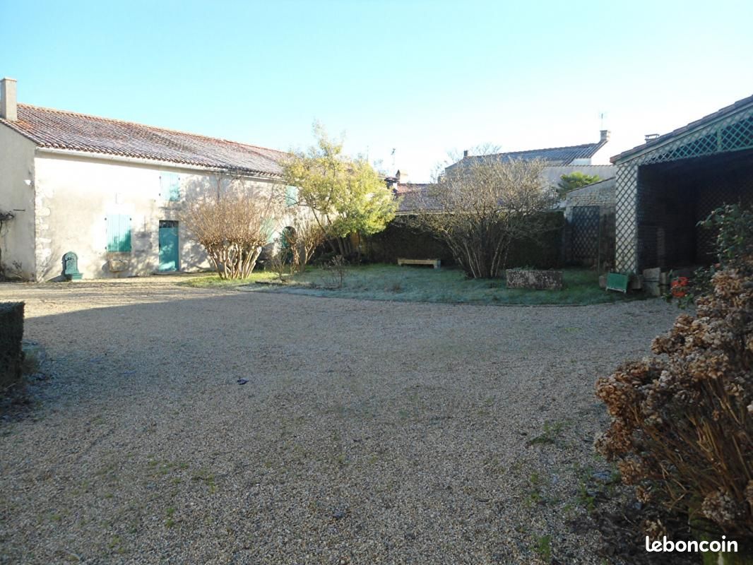 Propriété 11 pièces 320 m² - Saint-Georges-du-Bois 17700 (image principale 4)
