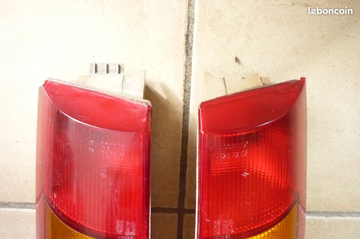 Renault super 5 feux arriere gauche avec porte lampe et lampe ( je donne le droit avec car defaut de fixation ) (image 2)