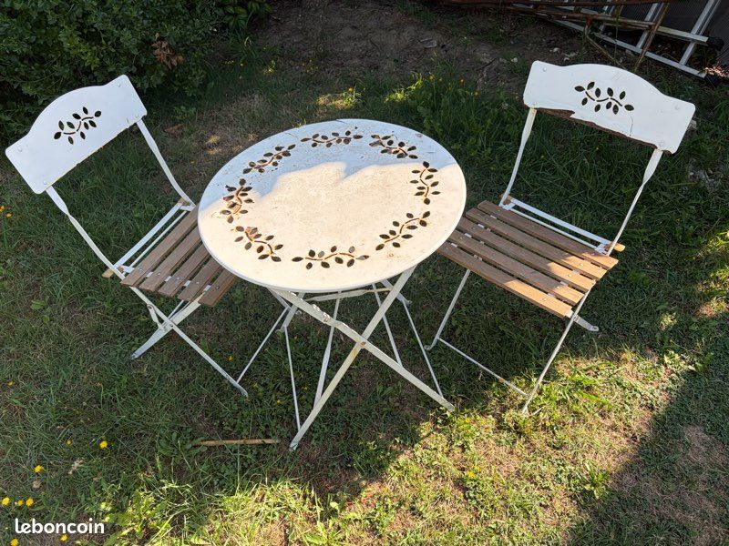 Table jardin avec chaises (image 1)