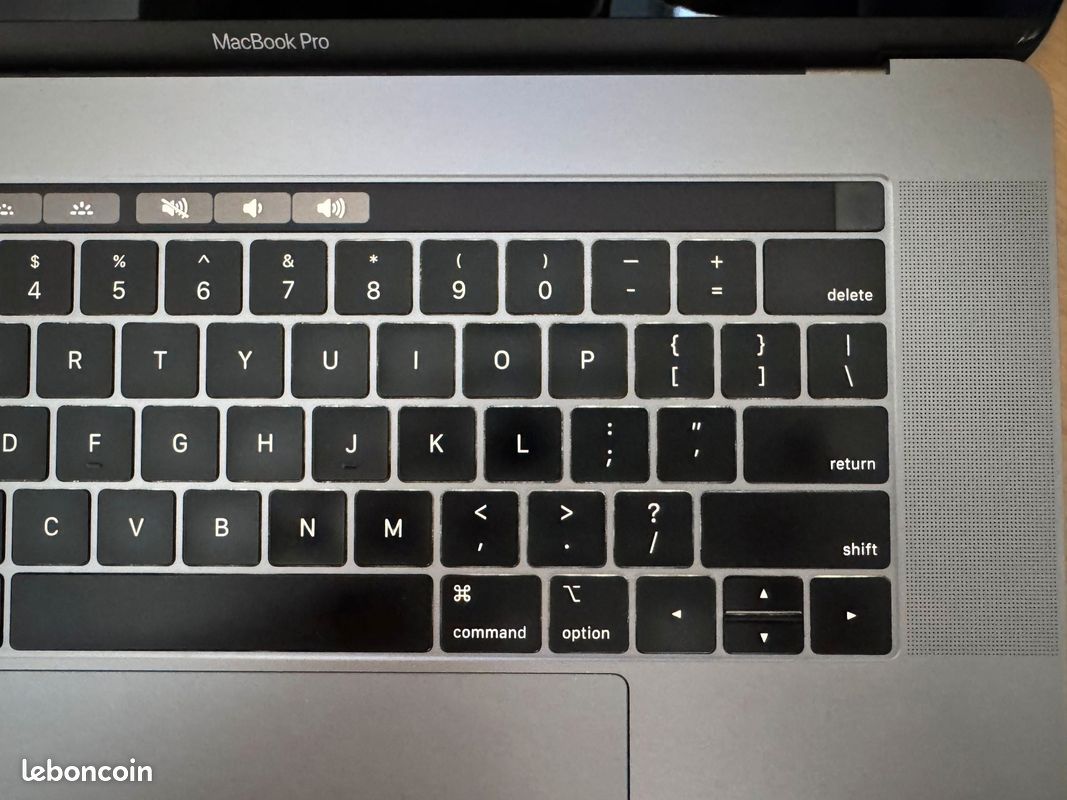 MacBook Pro 15" 2018 QWERTY – i7 6 cœurs – 32 Go RAM – Radeon Pro 555X – 500 Go SSD (image 8)