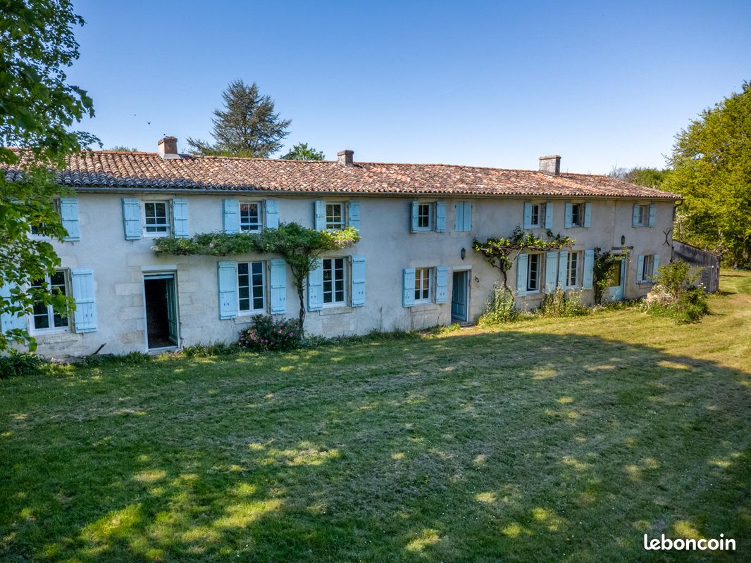 Maison 12 pièces 380 m² · à Corme-Royal · 380 m² · 599 000 €