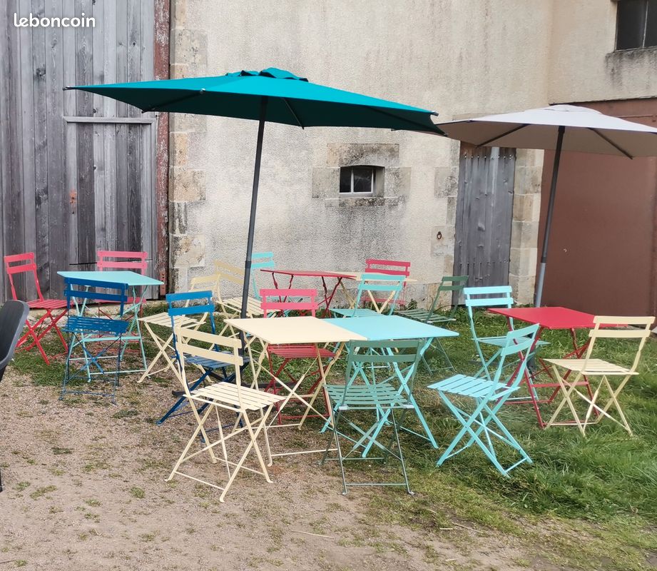 Tables, chaises et parasols (image 1)