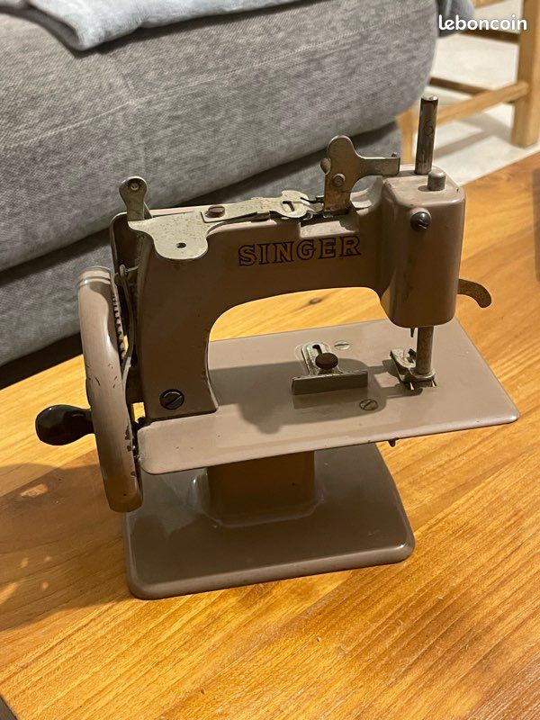 représentant Absorber Marchand de légumes machine à coudre jouet singer 1950 le