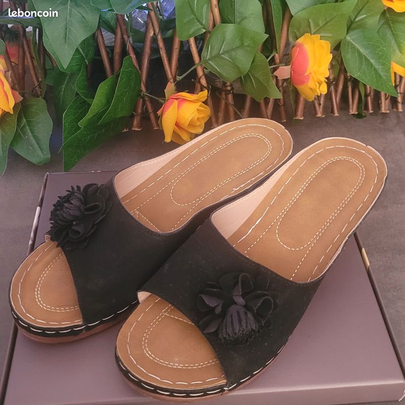 Paire de Sabots Noir – Fleur – 39 – Comme Neufs (image 2)