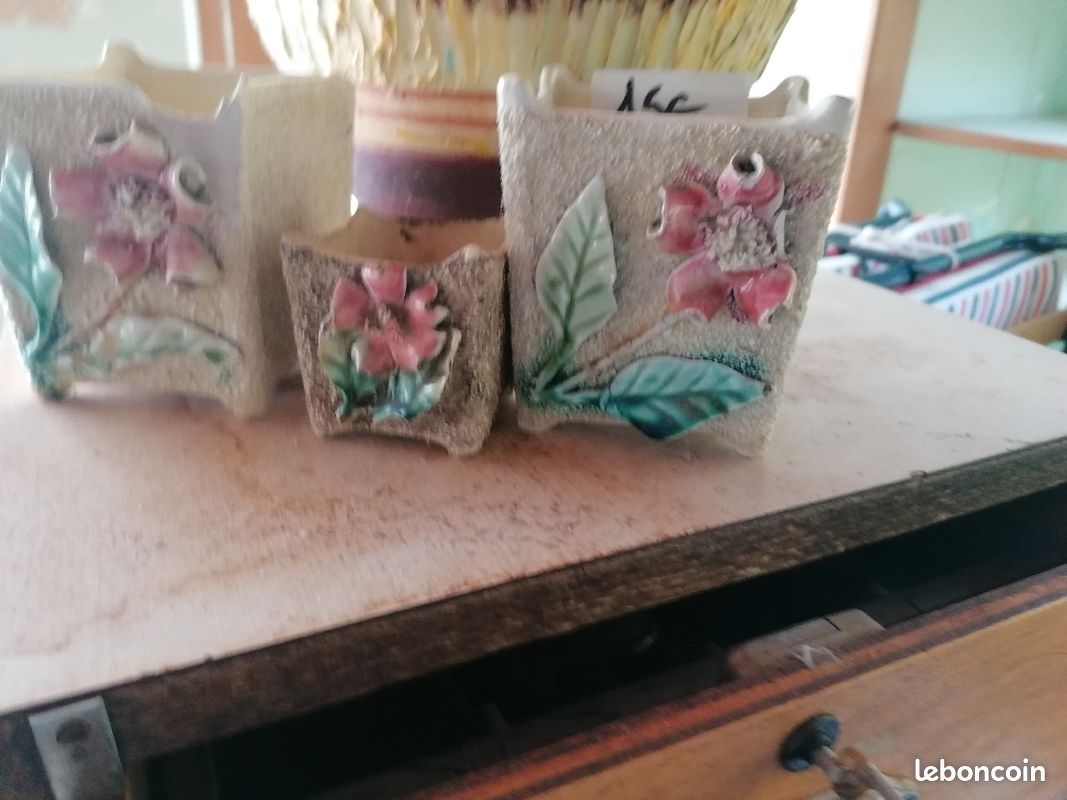 Petits cache pots anciens en relief 3 hauteurs (image 1)