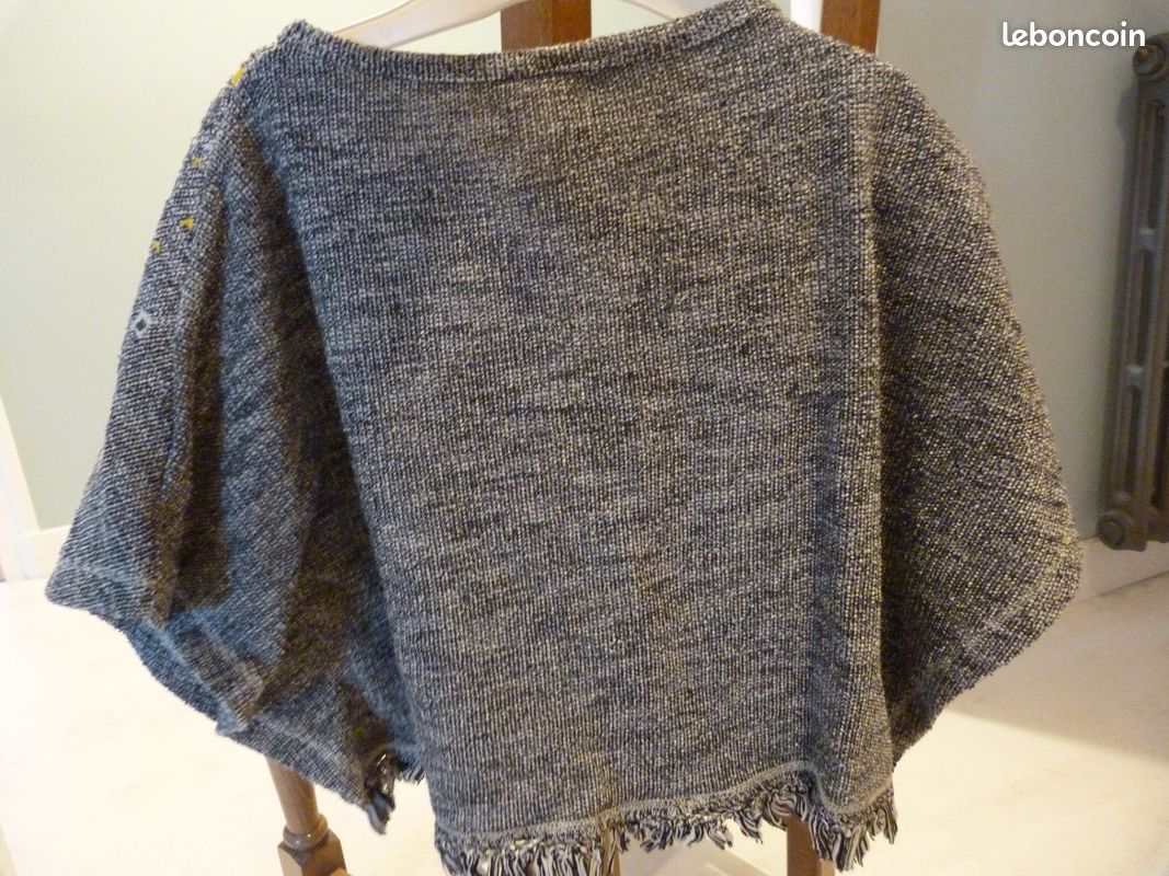 Poncho (image 2)