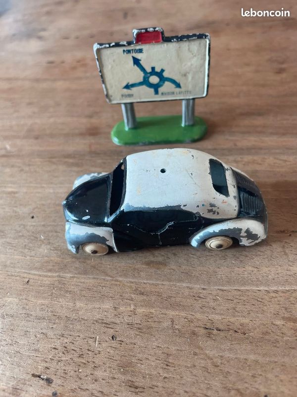 CIJ FRANCE. RENAULT 4 CV POLICE. Ref: 3/49. + Boite. (sans