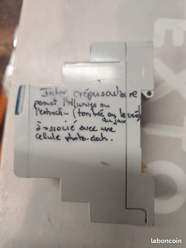 Acti9 IC 100 - interrupteur crépusculaire - 2..100 lux - avec cellule