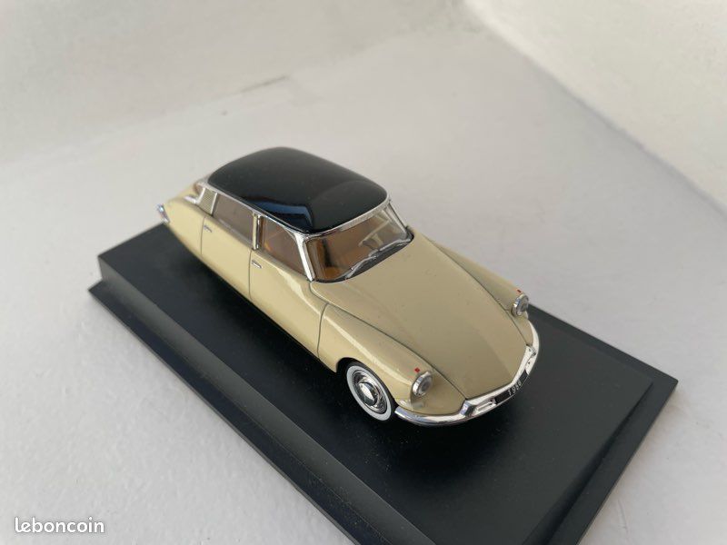 Voiture En Tôle Citroën DS 19 Ancienne, Bleue, Avec Bagages De Toit, Neuve