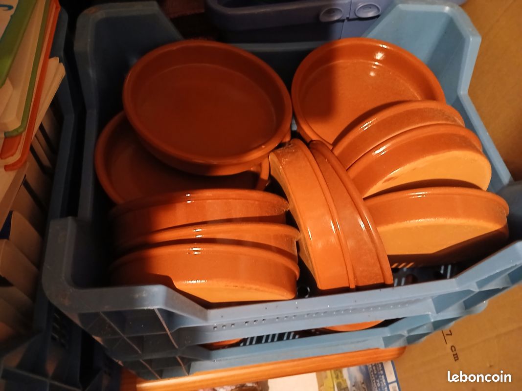 Pots ,caquelons divers .2 bacs (image 2)
