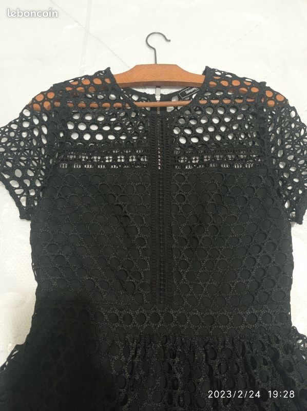 Robe noire chic dentelée (image 2)