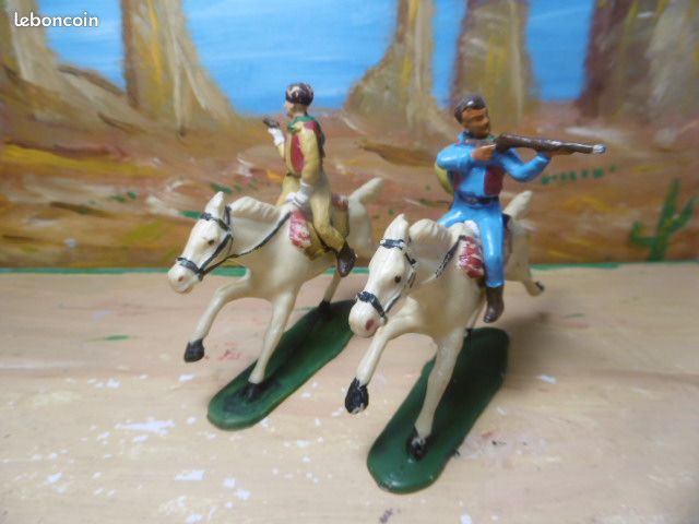 Figurine Starlux Vintage - Sioux Série Ordinaire 65 - Cavalier Flambeau (jaune) Et Cheval Blanc Au Trot