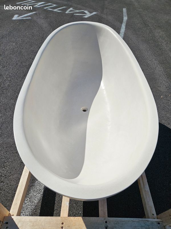❤️ Baignoire en pierre sculptée aux lignes épurées – Sobriété, matière et élégance réunies (image 5)