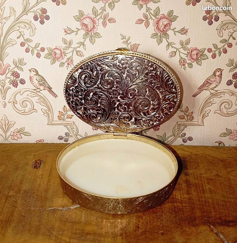 France Vintage - Charmant Petit Pilulier en métal argenté et Porcelaine avec décor Fragonard (image 7)