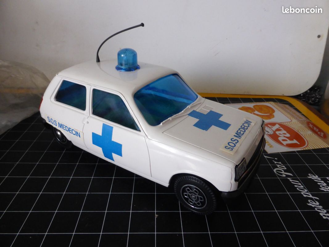 OBERTOYS 1001M RENAULT R5 950 BOMBEROS 18cm Long friction jouet ancien tôle