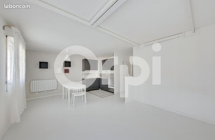 https://img.leboncoin.fr/api/v1/lbcpb1/images/46/84/83/4684836bd84a1ad17f5e3a6b2b3eed9dfd9d1ccf.jpg?rule=ad-image
