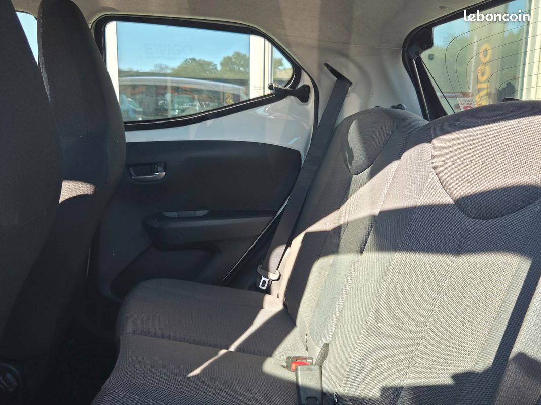 TOYOTA AYGO 1.0 VVTI 70 BOITE AUTO GRAND ECRAN CARPLAY 1er MAIN ENTRETIEN ET GARANTIE TOYOTA (image 5)