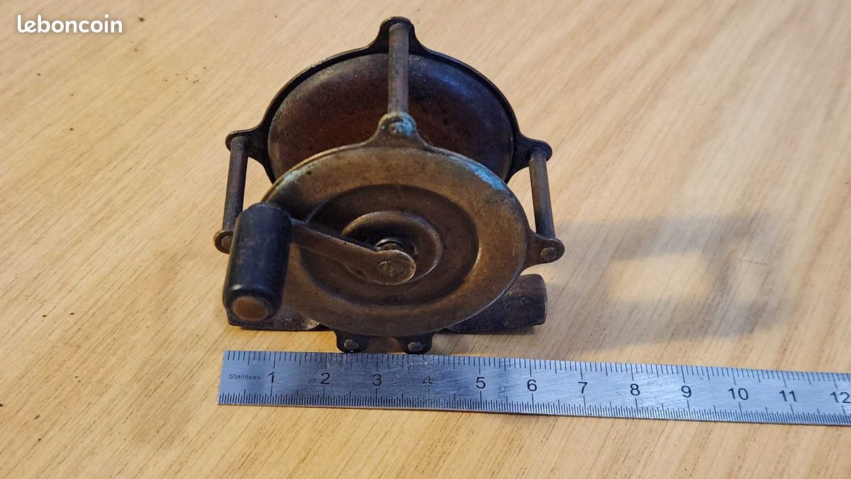 Moulinet De Pêche à La Mouche Vintage En Laiton - Modèle Marqué '2', Belle Patine, Ligne Incluse